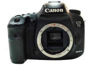 CÁMARA REFLEX CANON EOS 7D MARK II + 2 BATERÍAS Y CARGADOR