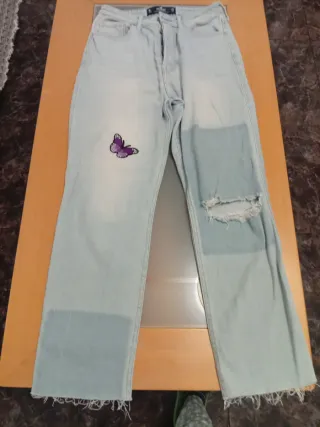 Pantalón vaquero Hollister azul con parches