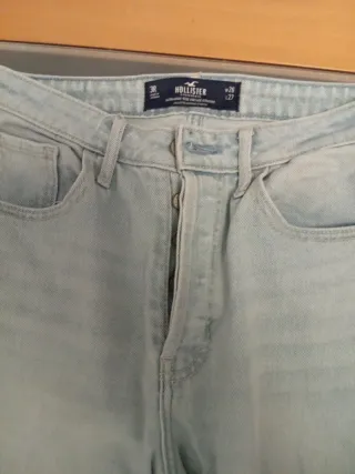 Pantalón vaquero Hollister azul con parches