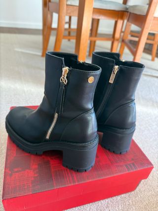Botins pretos com fecho dourado