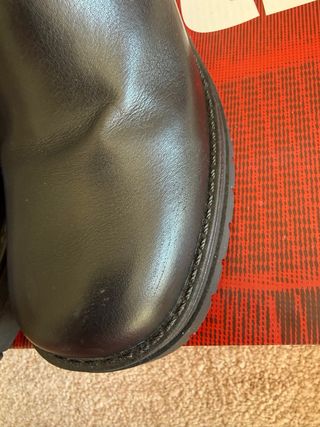 Botins pretos com fecho dourado