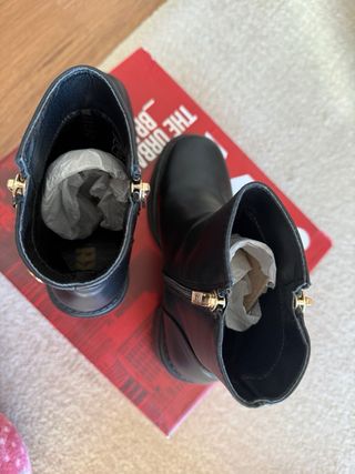 Botins pretos com fecho dourado