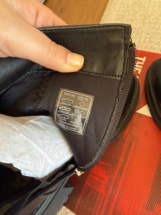 Botins pretos com fecho dourado