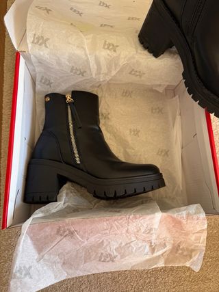 Botins pretos com fecho dourado