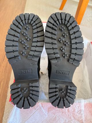 Botins pretos com fecho dourado