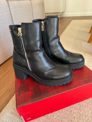 Botins pretos com fecho dourado