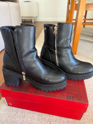 Botins pretos com fecho dourado