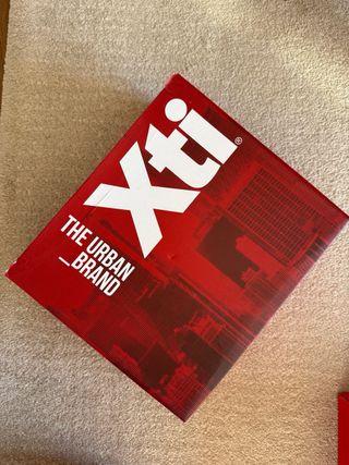 Botins pretos com fecho dourado