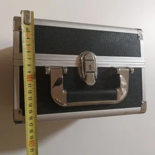 Maletín de maquillaje negro y plateado