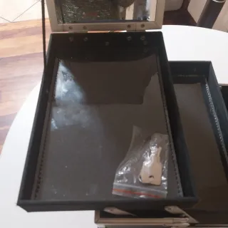 Maletín de maquillaje negro y plateado