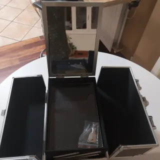 Maletín de maquillaje negro y plateado