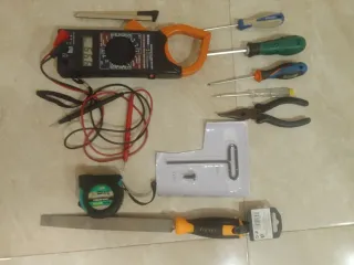 Lote Herramientas: Multímetro, Destornilladores, A