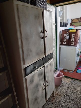 Armario de metal y madera