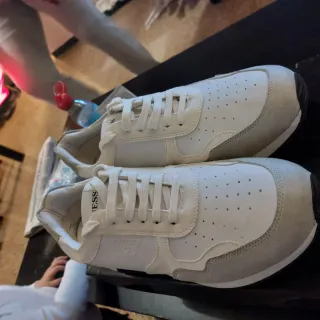 Tenis Guess blancos y grises