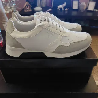 Tenis Guess blancos y grises