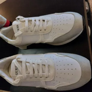 Tenis Guess blancos y grises