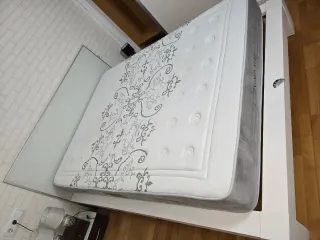 Colchón y estructura de somier con cabezal