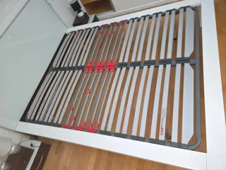 Colchón y estructura de somier con cabezal