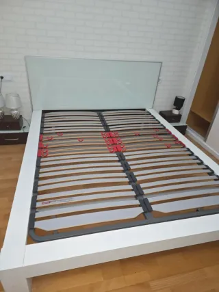 Colchón y estructura de somier con cabezal