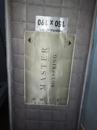 Colchón y estructura de somier con cabezal