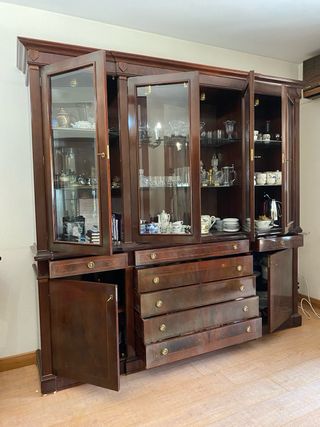 Conjunto mesa y 6 sillas con armario de vitrina