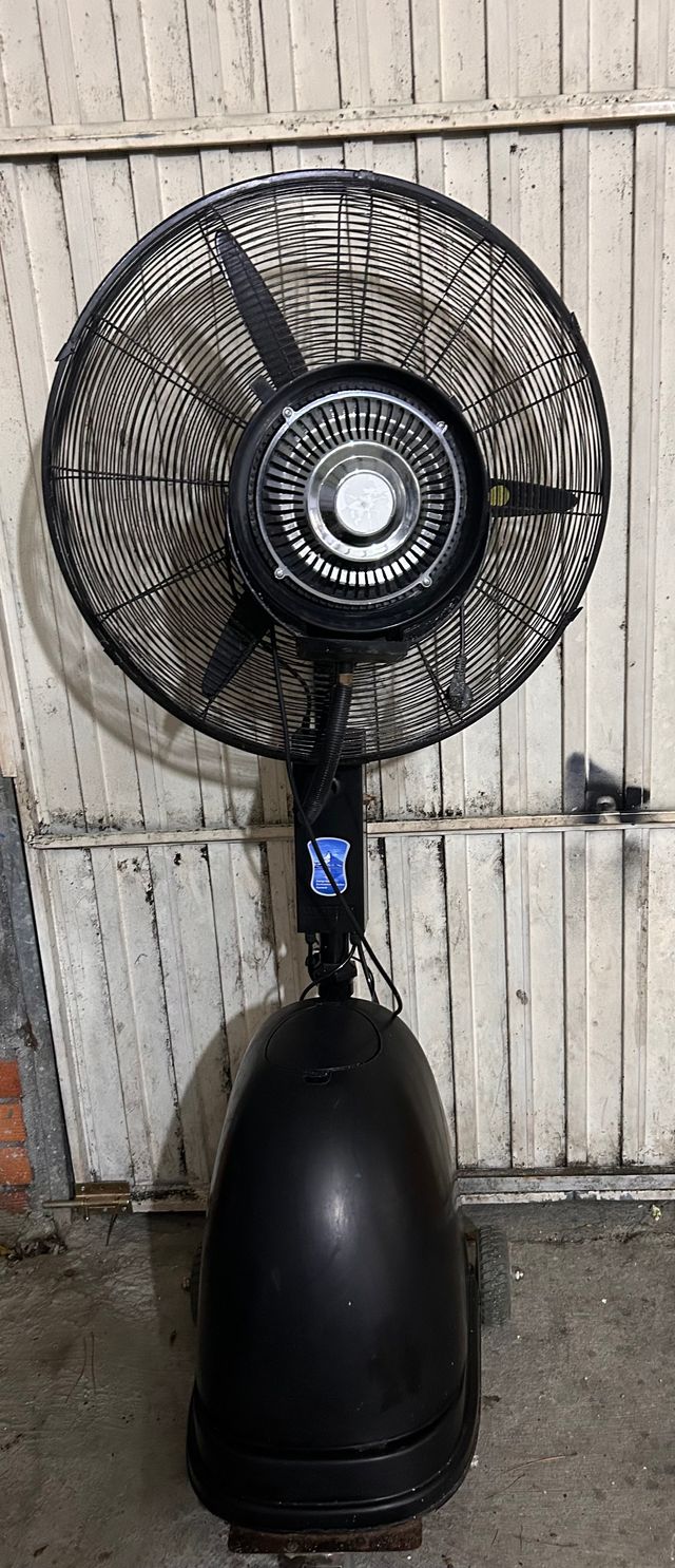 Ventilador con agua negro