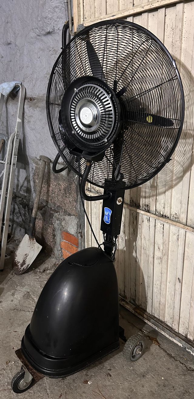 Ventilador con agua negro