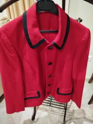 Chaqueta roja con detalles negros
