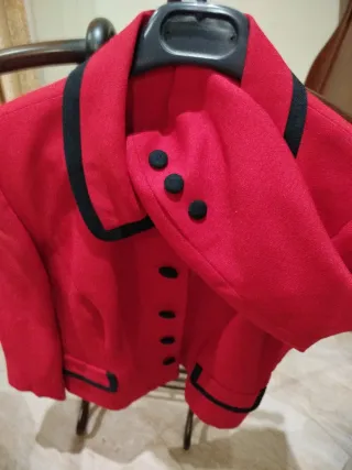 Chaqueta roja con detalles negros