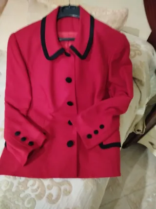 Chaqueta roja con detalles negros