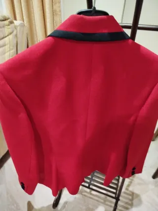 Chaqueta roja con detalles negros