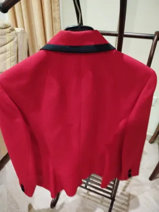 Chaqueta roja con detalles negros