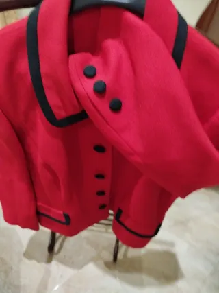Chaqueta roja con detalles negros