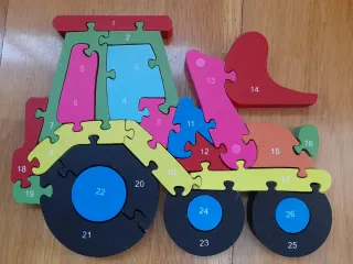 5 puzzles de madera con números y letras.