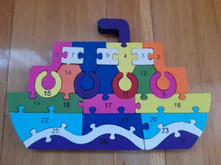 5 puzzles de madera con números y letras.