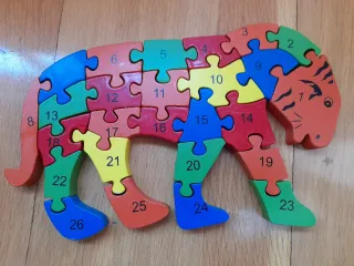 5 puzzles de madera con números y letras.