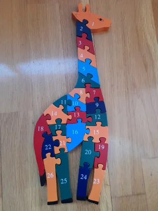 5 puzzles de madera con números y letras.