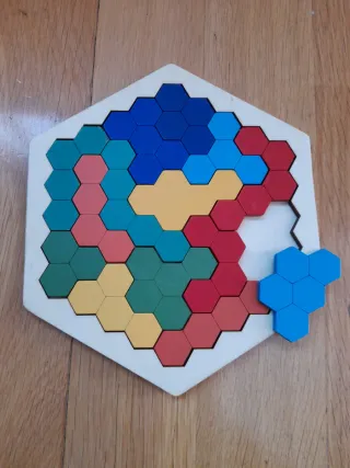 5 puzzles de madera con números y letras.