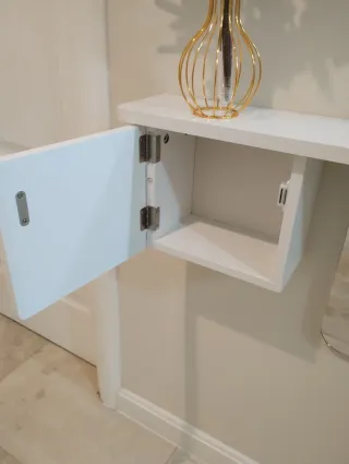 Recibidor Sklum con espejo y cajon.