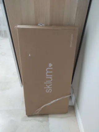 Recibidor Sklum con espejo y cajon.