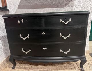 Cómoda antigua de madera negra