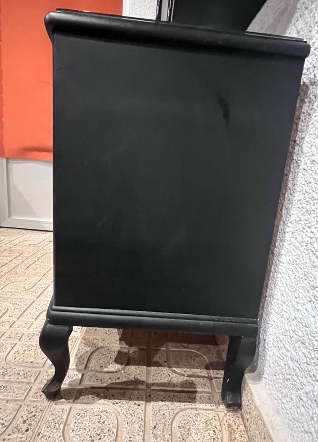 Cómoda antigua de madera negra