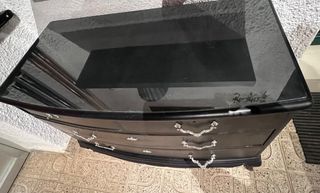 Cómoda antigua de madera negra