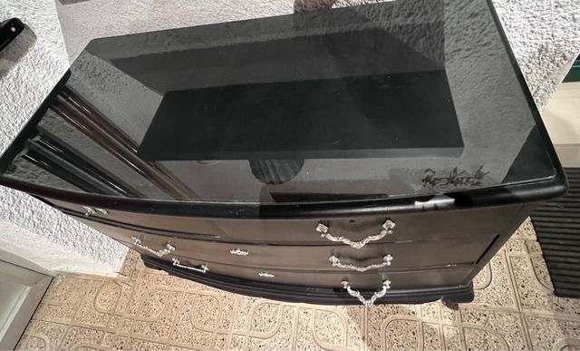 Cómoda antigua de madera negra