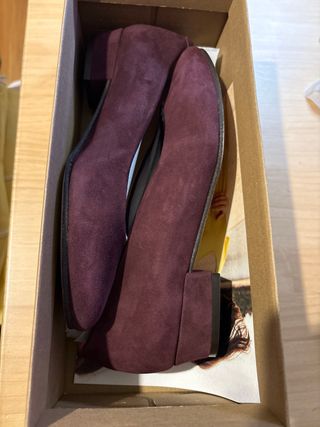 Zapato salón color vino tinto.