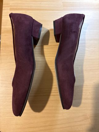 Zapato salón color vino tinto.