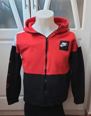 Chaqueta Nike con capucha roja y negra