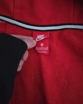 Chaqueta Nike con capucha roja y negra