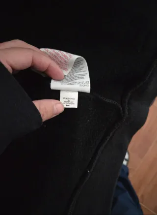 Chaqueta Nike con capucha roja y negra