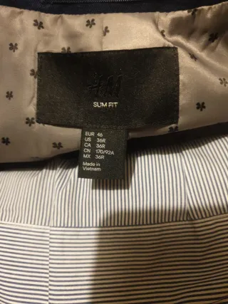 Traje azul H&M con camisa a rayas